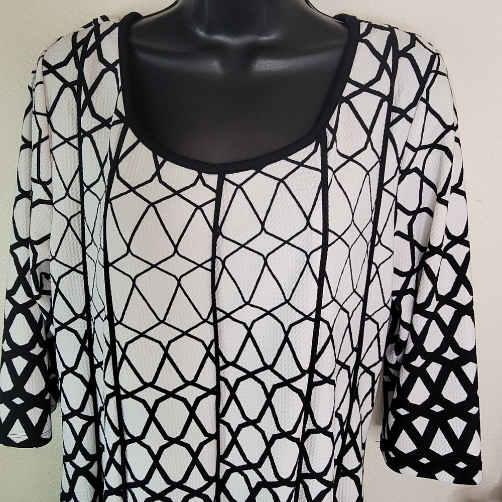 Avenue textured geometric print black & white dress size 14/16 - Picture 4 of 9